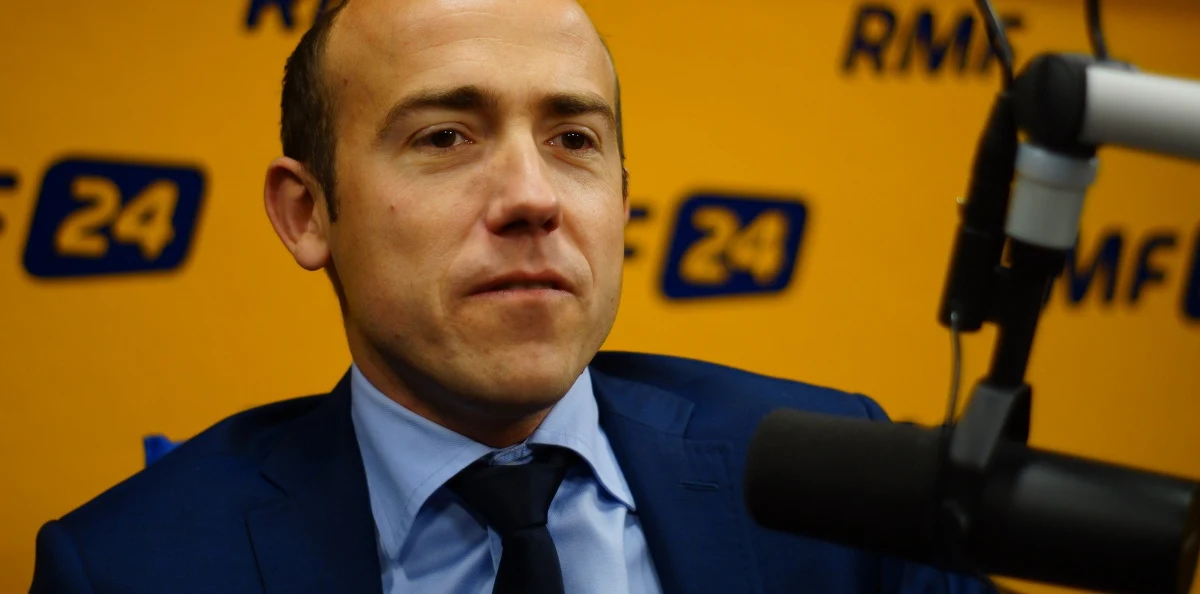 "Mam przekonanie, że można było tę sprawę załatwić lepiej, nie naruszając prawa pokrzywdzonych i podejrzanych. To przede wszystkim kwestia anonimizacji. Moim zdaniem przepisy nie stoją na przeszkodzie, ale inne zdanie ma prokuratura” - mówi w Kontrwywiadzie RMF FM minister sprawiedliwości Borys Budka o udostępnionych aktach afery podsłuchowej. "Mam wątpliwości co do fotografowania akt" - dodaje. Zdaniem ministra sprawiedliwości "było to dosyć bezkrytyczne udostępnienie iluś tysięcy stron pełnomocnikom osób podejrzanych". "Od kwietnia istnieje obowiązek anonimizacji określonych danych. Problem, że to od kwietnia, a nie od marca, kiedy akta były udostępniane" - komentuje Budka.