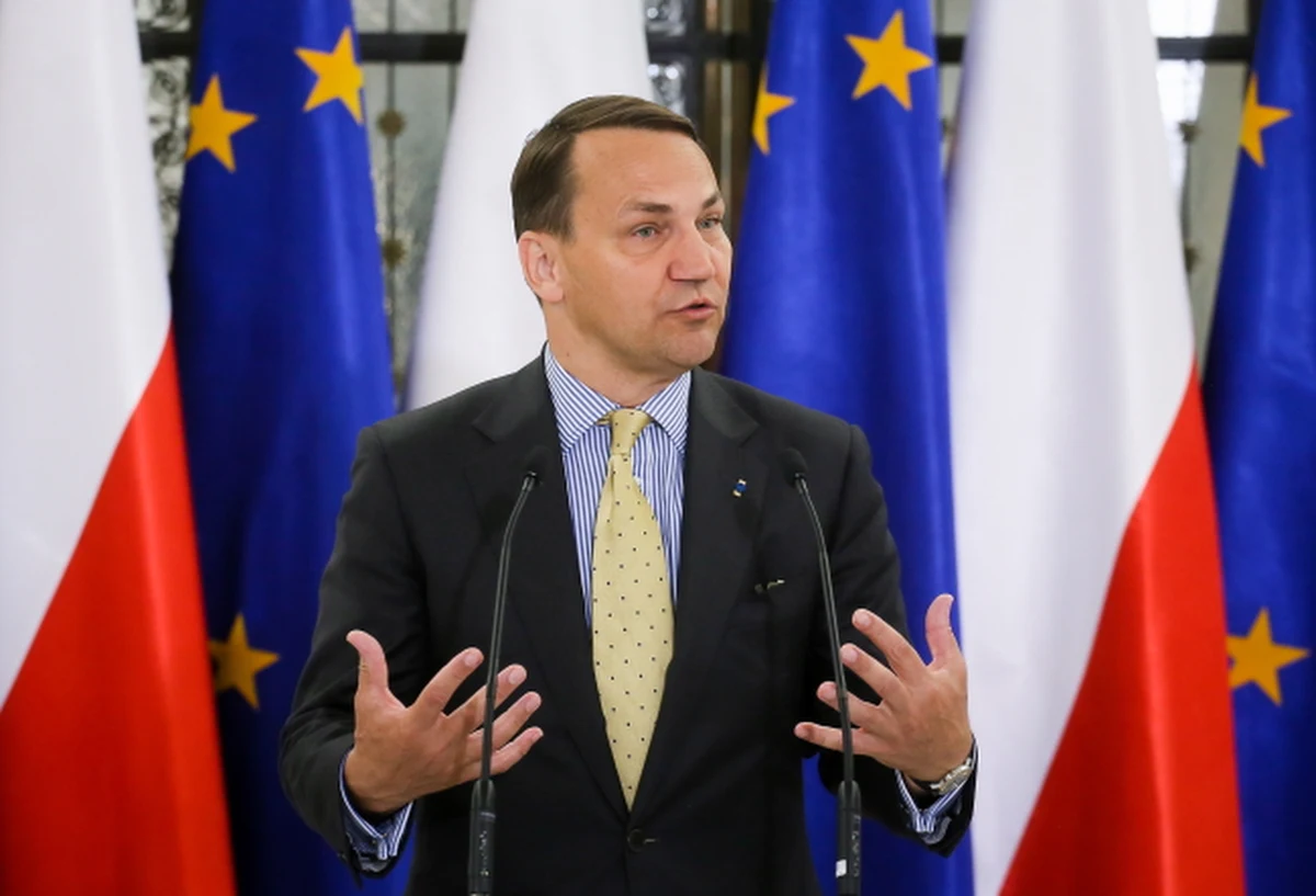 "Dynamicznie ekonomizowałem polską politykę zagraniczną" - tak marszałek Sejmu tłumaczy się ze swoich rozmów z najbogatszym Polakiem Janem Kulczykiem. Z ujawnionych materiałów ze śledztwa w sprawie afery podsłuchowej wynika, że Radosław Sikorski chciał zostać unijnym sekretarzem do spraw energetyki. Miał w ten sposób czuwać nad inwestycjami energetycznymi Kulczyka na Ukrainie. 