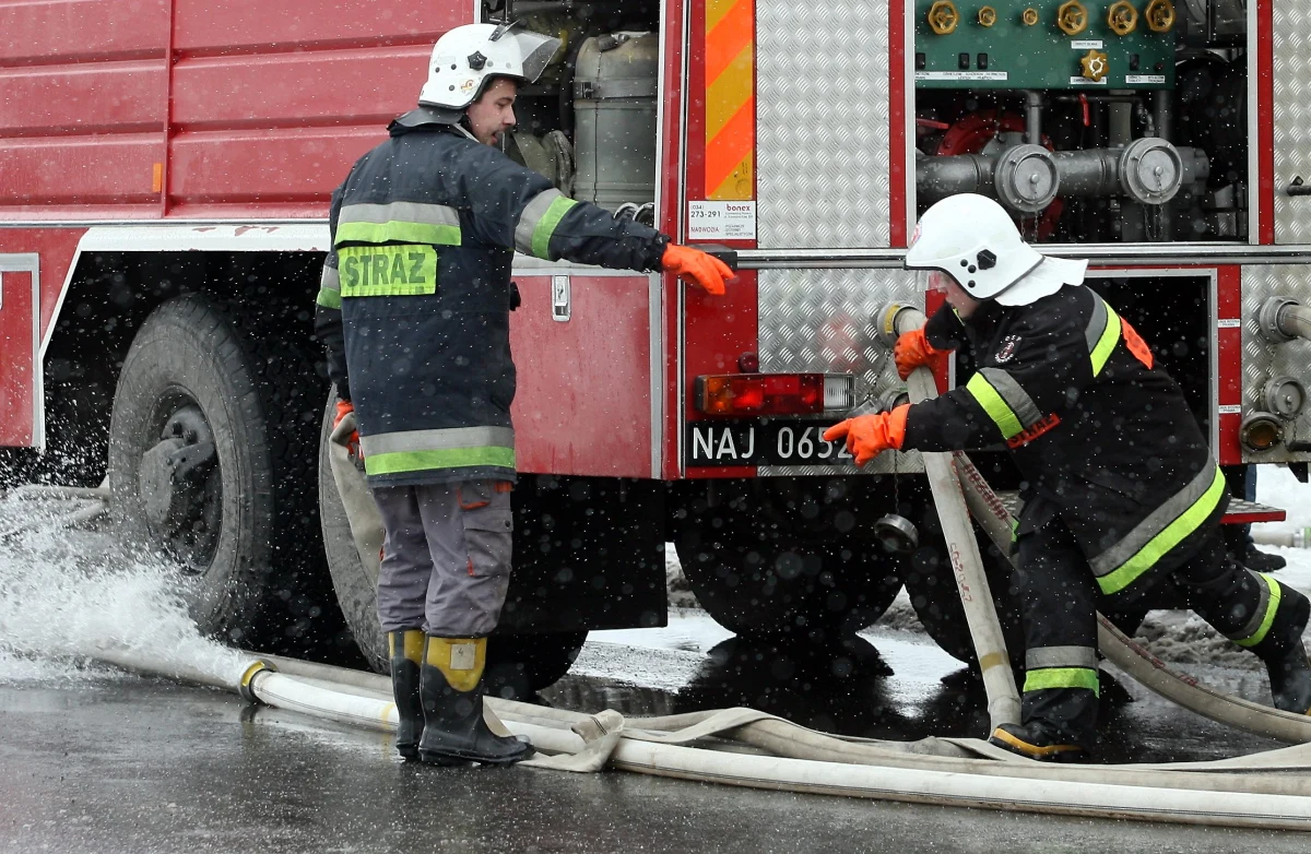 Pożar butli z gazem w centrum handlowym Land na warszawskim Mokotowie. Ewakuowano 400 osób.