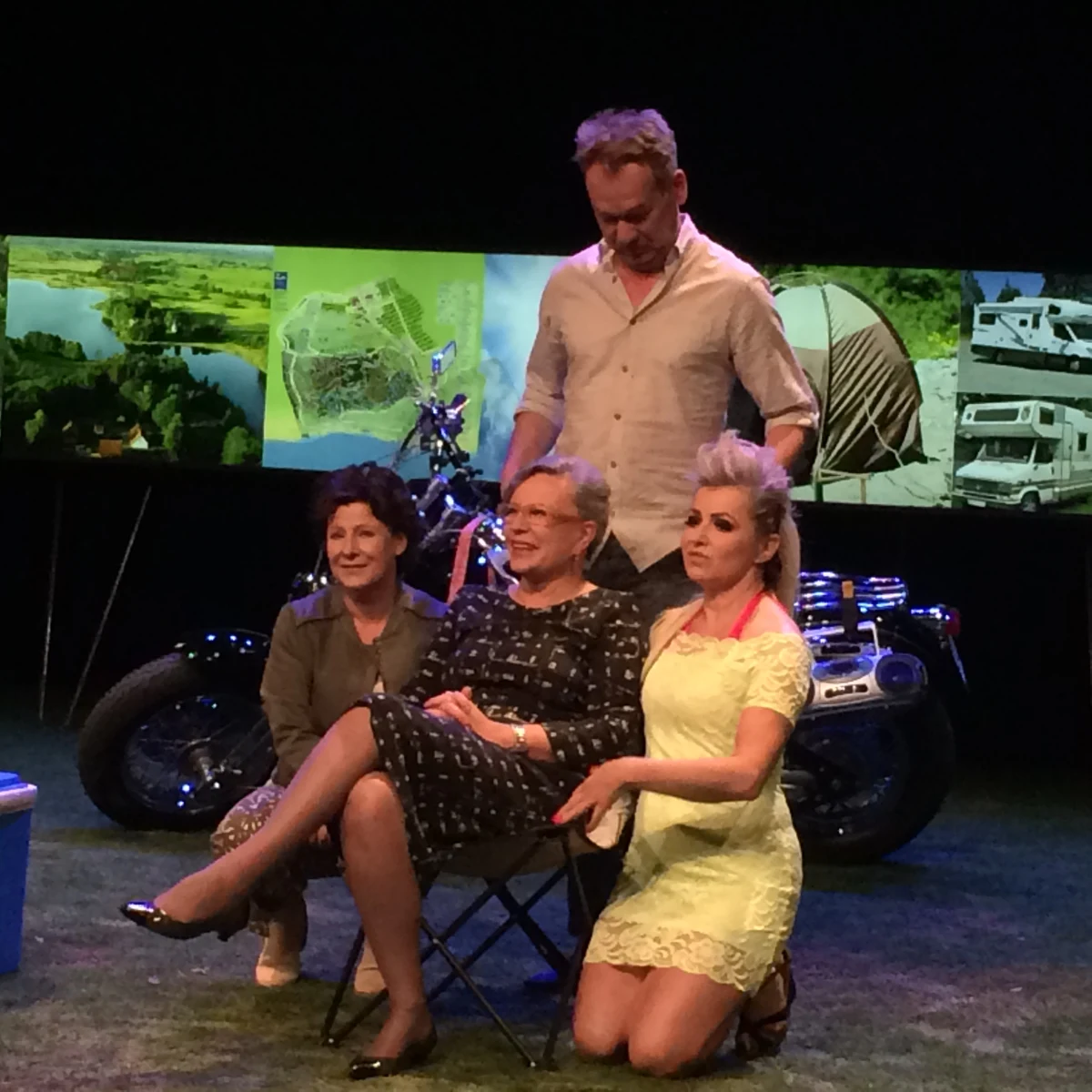 Krystyna Janda reżyseruje "Raj dla opornych" – drugą część opowieści o sympatycznym małżeństwie Barbary i Karola, którzy mierzą się z zawirowaniami i przeciwnościami losu. W sztuce zobaczymy Dorotę Kolak i Mirosława Bakę oraz Aleksandrę Konieczną w roli siostry Barbary. 