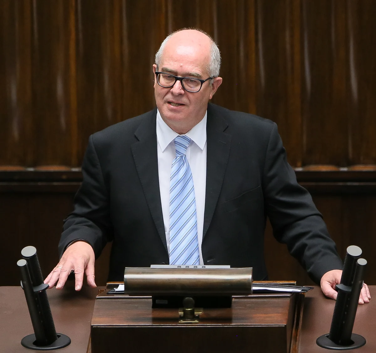 Prokurator postąpił zgodnie z prawem, udostępniając akta ze śledztwa ws. afery podsłuchowej. Obarczanie go odpowiedzialnością za upublicznienie akt jest bezzasadne - oświadczył w Sejmie prokurator generalny Andrzej Seremet. Odpowiadając na zarzuty posłów, że prokuratura dopuściła do ujawnienia danych świadków, zauważył, że przez wiele lat parlamentarzystów nie interesowały "głosy praktyków, że dane świadków są powszechnie dostępne stronom w śledztwie".