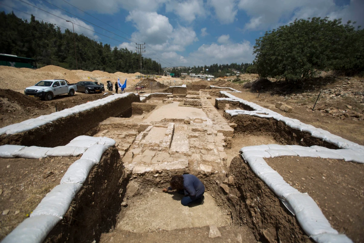 Pozostałości dużego bizantyńskiego kościoła sprzed 1500 lat znaleziono podczas prac nad poszerzeniem drogi łączącej Jerozolimę i Tel Awiw. Annette Nagar z Urzędu Starożytności Izraela jest przekonana, że kościół ten służył podróżującym z wybrzeża.