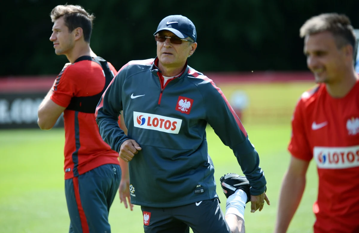 "Takich rywali jak Gruzja nie mamy prawa się bać. To my mamy gwiazdy i silny zespół. To taka polska mentalność, że zawsze obawiamy się przeciwników. Potrzebna jest większa pewność siebie" - podkreśla w rozmowie z RMF FM były reprezentant Polski Paweł Kryszałowicz. "Widać, że w drużynie Nawałki jest dobra atmosfera. Oby nikt tego nie popsuł" - dodaje.