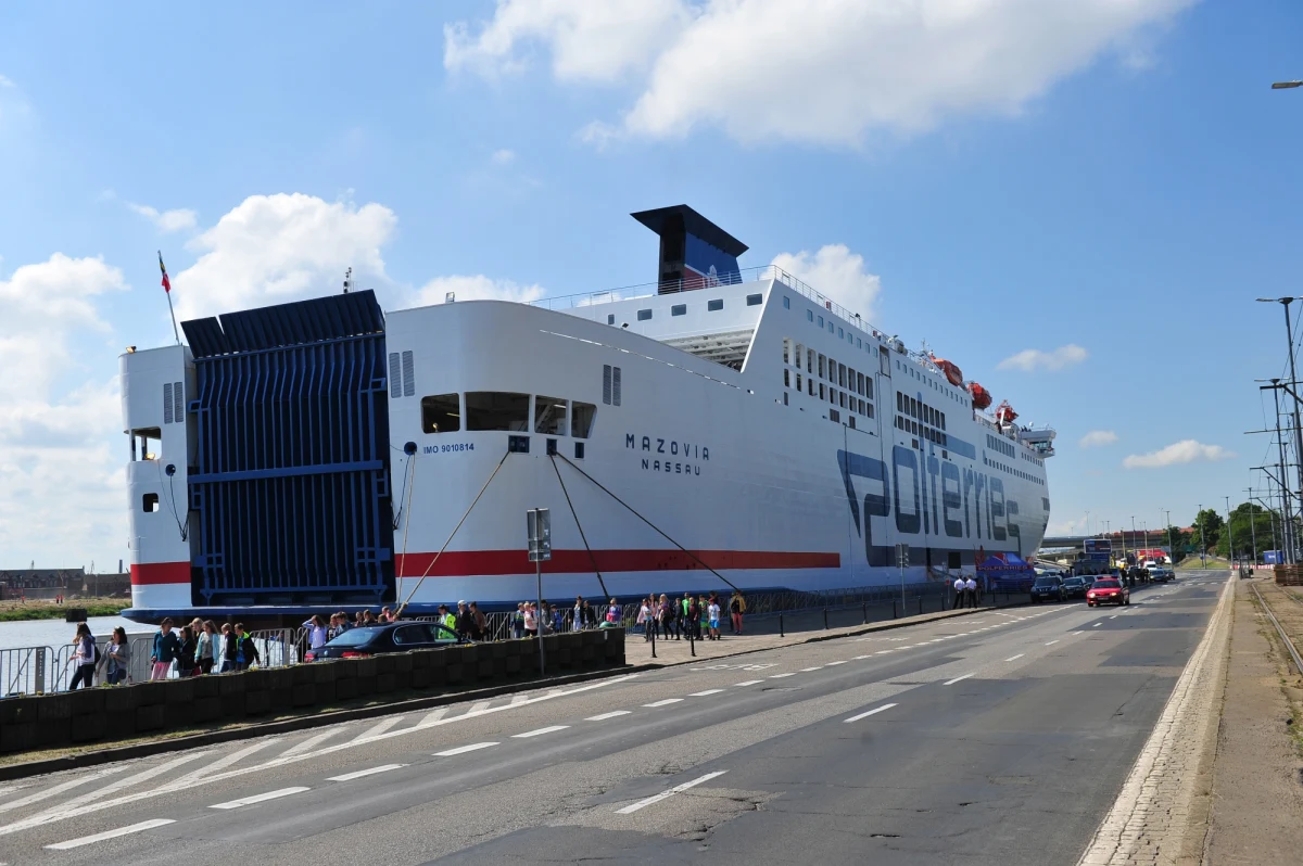Po wielu latach szukania inwestora  i latach protestów, Polska Żegluga Bałtycka, właściciel promów pływających do Skandynawii, zostaje w polskich rękach. Rusza natomiast skomplikowany proces połączenia firmy z największym polskim armatorem – Polską Żeglugą Morską ze Szczecina.