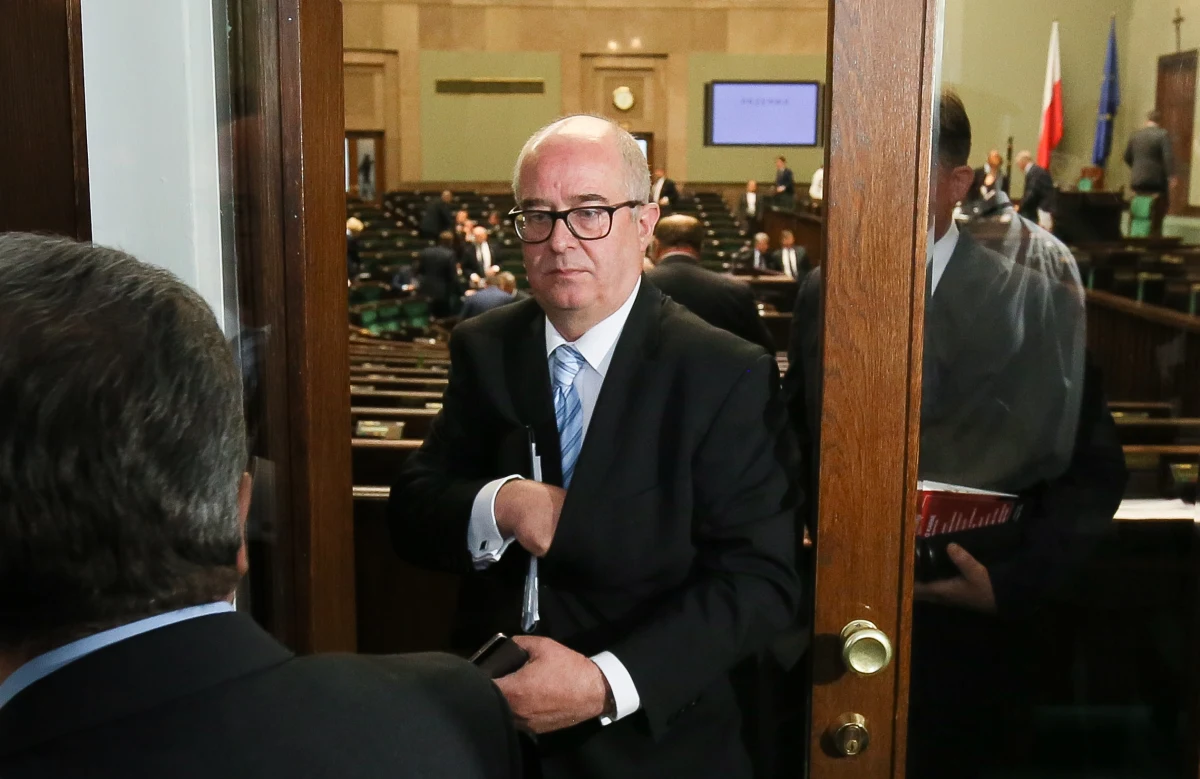 Premier Ewa Kopacz poinformowała, że nie podpisze sprawozdania za 2014 rok prokuratora generalnego. Jej decyzja ma związek z publikacją w internecie materiałów ze śledztwa z tzw. afery podsłuchowej. Teraz premier skieruje do Sejmu wniosek o odwołanie Andrzeja Seremeta – poinformowała rzecznik rządu Małgorzata Kidawa-Błońska.