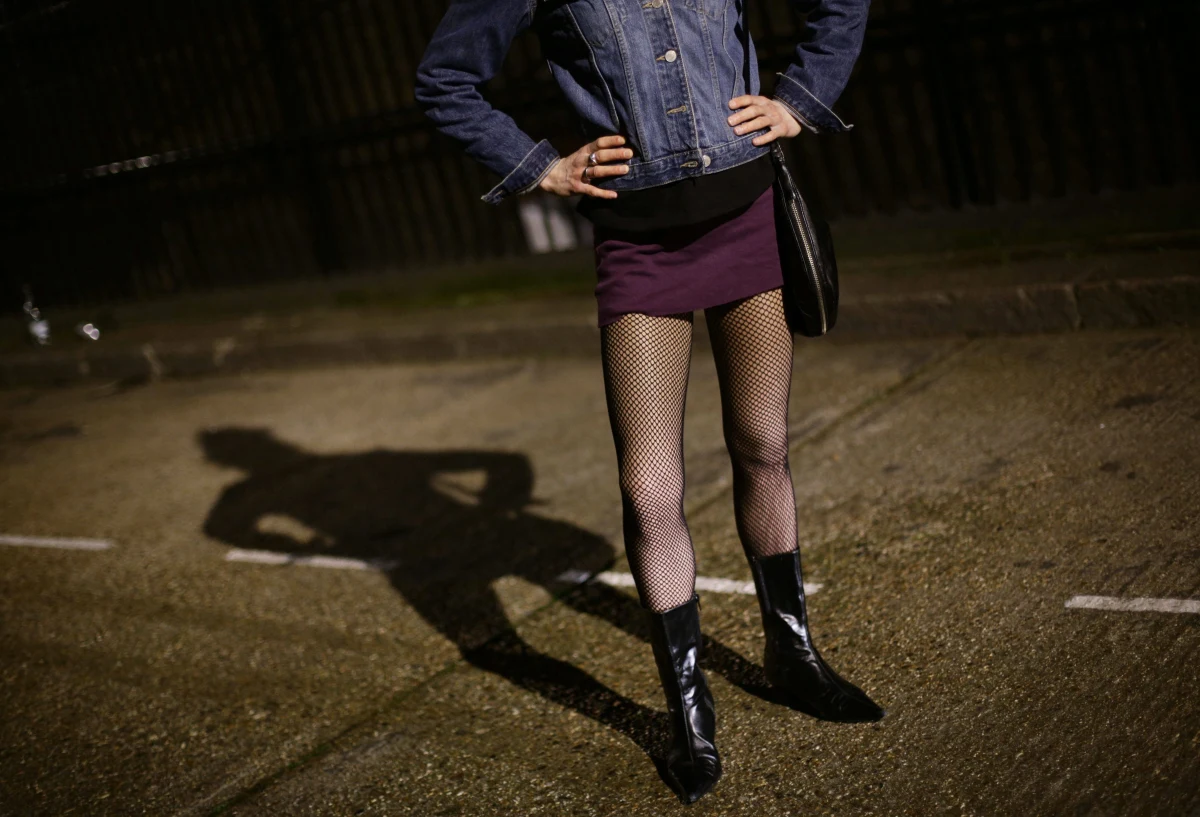 Uczennice jednego z gimnazjów zarabiały na ciuchy i kosmetyki, sprzedając swoje ciała. Nie robiły tego z biedy! Sprawa wyszła na jaw, gdy w internecie pojawił się zapis SMS-ów, wykradziony z ich komórek. O szokującej sprawie pisze "Fakt". 