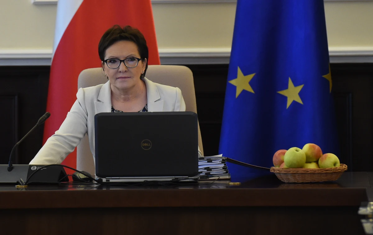 "Premier Ewa Kopacz powinna doprowadzić do wcześniejszych wyborów parlamentarnych. Dymisja „kilku figur” nie poprawi notowań PO, bo im dłużej ta partia jest u władzy, tym gorzej dla niej" – ocenia politolog prof. Wawrzyniec Konarski z Uniwersytetu Jagiellońskiego.