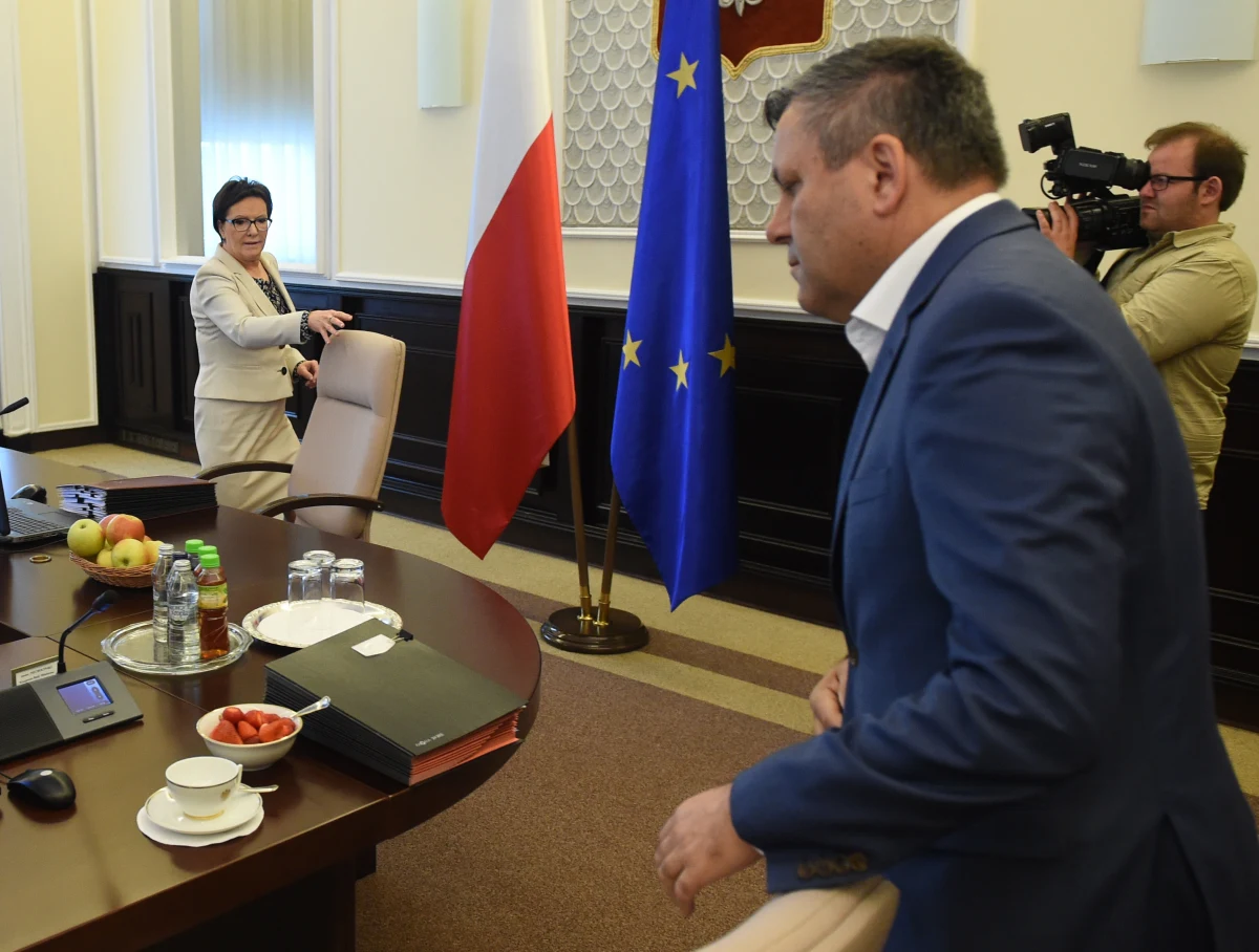 Premier postanowiła oczyścić krew głębiej, niż wcześniej sądzono - tak wicepremier, szef PSL Janusz Piechociński skomentował zmiany na szczytach władzy, o których Ewa Kopacz poinformowała na środowej konferencji prasowej. Pytany, czy wiedział o tych decyzjach, Piechociński odparł, że koalicjanci sami decydują o obsadzie podlegających im resortów.