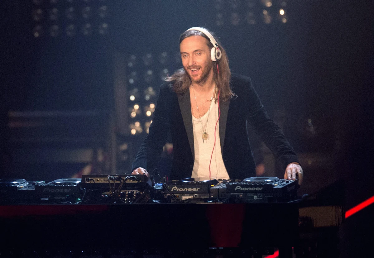 Francuz David Guetta został "muzycznym ambasadorem" piłkarskich mistrzostw Europy, które w 2016 roku odbędą się w jego ojczyźnie - poinformował szef UEFA Michel Platini. Słynny DJ skomponuje oficjalny hymn imprezy.