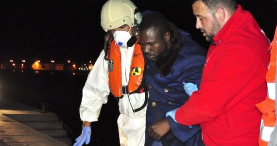 Tunezyjska marynarka uratowała 350 nielegalnych imigrantów, którzy wypłynęli z Libii w kierunku włoskiej wyspy Lampedusa. Trwają poszukiwania ok. 300 dalszych - poinformował przedstawiciel Czerwonego Krzyża w Tunisie.