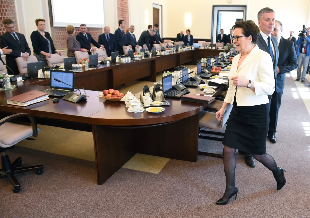 Trzech ministrów odchodzi - czas na nowe nazwiska. Wczoraj dymisje złożyli na ręce premier Ewy Kopacz ministrowie: zdrowia Bartosz Arłukowicz, sportu Andrzej Biernat i skarbu Włodzimierz Karpiński. Ich następców mamy poznać w przyszłym tygodniu. Karuzela nazwisk ruszyła jednak już teraz.