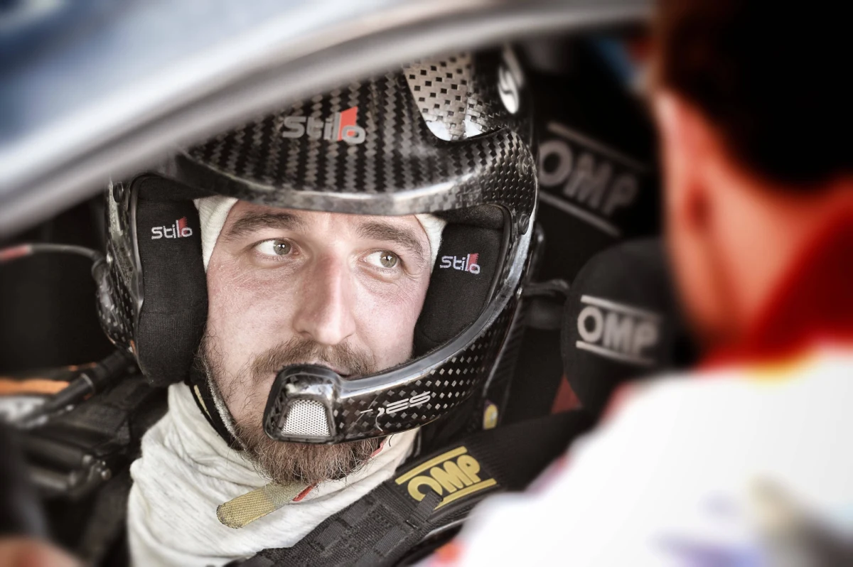 Trzy tygodnie po uzyskaniu pierwszych w tym sezonie punktów, Robert Kubica wraca na trasy rajdowych mistrzostw świata WRC. Od dzisiejszego wieczoru aż do niedzieli polski kierowca będzie rywalizował w Rajdzie Sardynii. Odcinek testowy ukończył z 6. wynikiem.