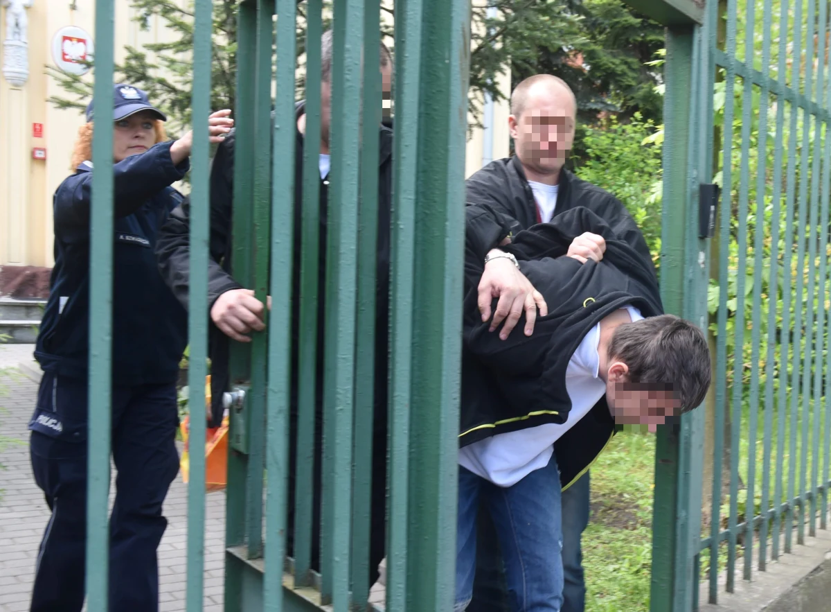 Szkoła działała prawidłowo i nie mogła ingerować w relacje rodzinne – to wnioski po kontroli Łódzkiego Kuratorium Oświaty w gimnazjum w Żychlinie w Łódzkiem. Właśnie do tej placówki chodzili dwaj niespełna 16-latkowie, podejrzewani o zamordowanie 67-latki i ranienie 10-letniej dziewczynki.