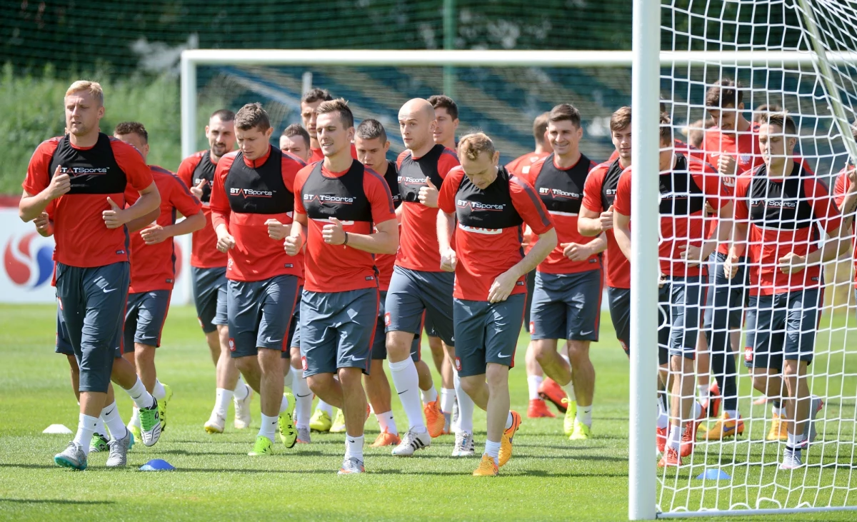 Siłą reprezentacji Gruzji, z którą biało-czerwoni zagrają w sobotę w eliminacjach Euro 2016, jest kolektyw - podkreślał na konferencji prasowej szef banku informacji w piłkarskiej reprezentacji Polski Hubert Małowiejski. "Pozycja w tabeli, dorobek punktowy i miejsce w rankingu FIFA nie odzwierciedlają niebezpieczeństw, jakie grożą ze strony tego zespołu" - mówił.