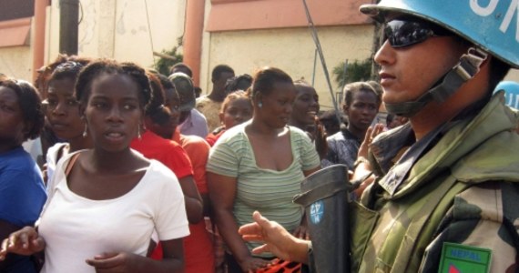 Żołnierze sił pokojowych ONZ regularnie oferowali pieniądze czy np. odzież lub telefony w zamian za usługi seksualne w krajach, w których mieli nieść pomoc. Tak wynika z wewnętrznego raportu ONZ. Dokument mówi o setkach pokrzywdzonych kobiet w Liberii i Haiti.