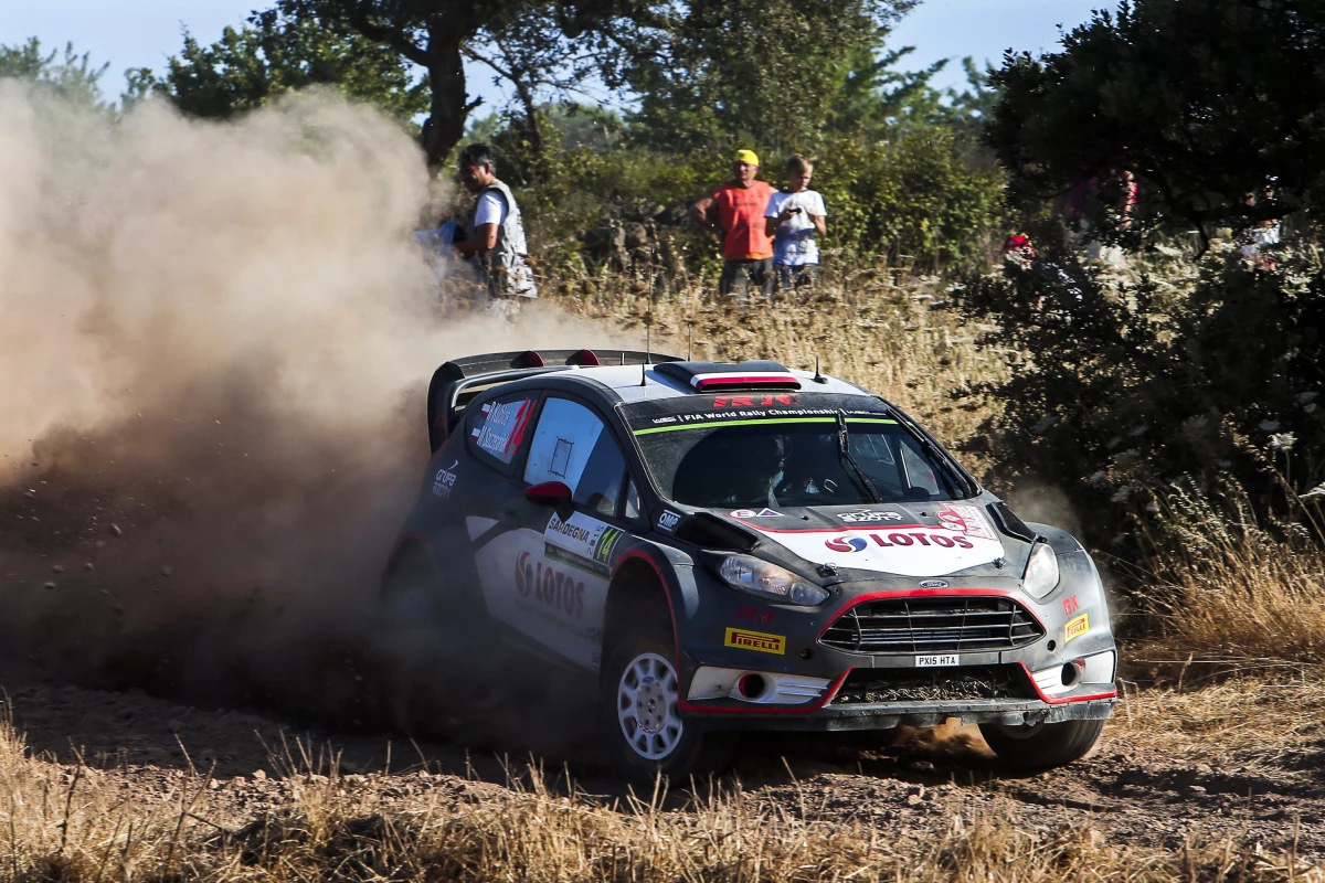 Czech Martin Prokop (Ford Fiesta WRC) niespodziewanie wygrał pierwszy odcinek Rajdu Włoch, szóstej rundy mistrzostw świata - superoes w Cagliari. Jadący z nim w parze Robert Kubica (Ford Fiesta WRC) był wolniejszy o 8,4 s.