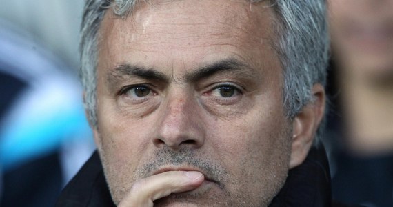 Trener piłkarzy Chelsea Londyn Jose Mourinho stracił na pół roku prawo jazdy. Został uznany winnym przekroczenia przepisów ruchu drogowego - dozwolonej prędkości w Anglii.