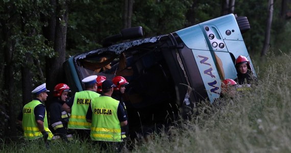 Do 5 szpitali trafili ranni po wczorajszym wypadku autobusu w Romanowie pod Częstochową. W sumie ucierpiało 45 osób - kierowca samochodu oraz 44 dzieci. Stan trzech osób - dwóch chłopców i mężczyzny - określono jako ciężki. 