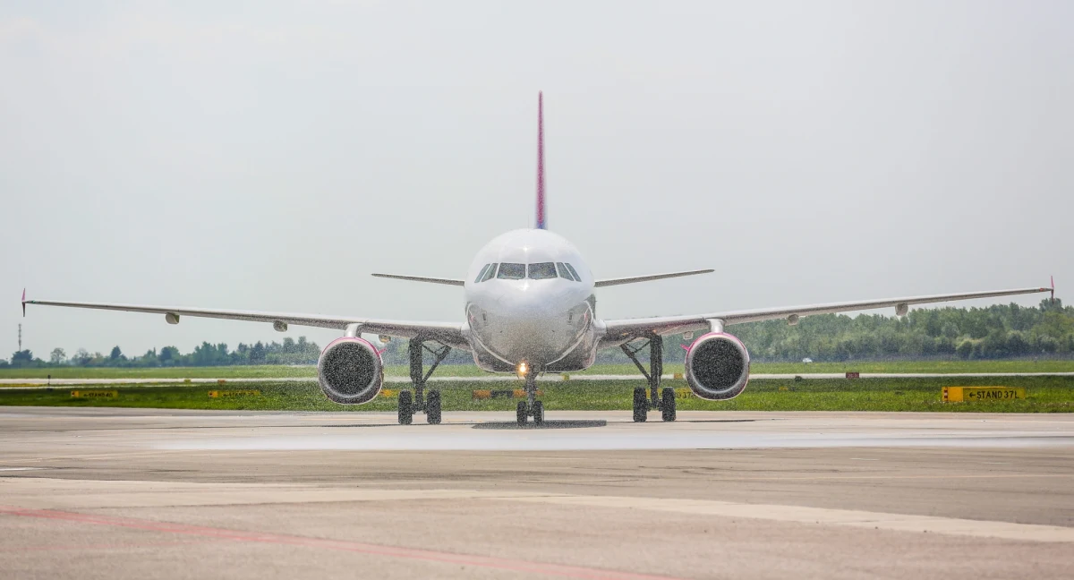 Gwałtownie przerwany start samolotu czarterowego do Zakynthos. Jak informujecie na Gorącą Linię RMF FM przed godz. 9 minut temu samolot czarterowy firmy Travel Service hamował podczas startu z lotniska im. Fryderyka Chopina w Warszawie.