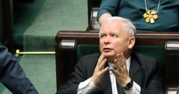 Najpóźniej na początku lipca Polacy będą wiedzieli, kto jest naszym kandydatem na szefa rządu - mówił Jarosław Gowin ze Zjednoczonej Prawicy, odpowiadając na pytania słuchaczy RMF FM. Jak dodał polityk, naturalnym kandydatem jest Jarosław Kaczyński, ale nie jest wykluczona również kandydatura Beaty Szydło.