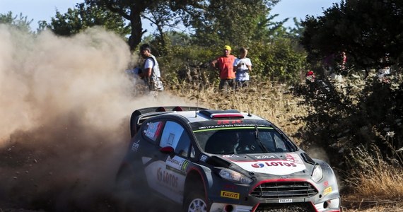 Z powodu uszkodzenia lewego tylnego zawieszenia Robert Kubica (Ford Fiesta WRC) nie ukończył trzeciego odcinka specjalnego Rajdu Włoch, szóstej rundy mistrzostw świata. "Niestety Sardynia Dakar pokonał nasze zawieszenie" - poinformował na portalu społecznościowym pilot Kubicy Maciej Szczepaniak.