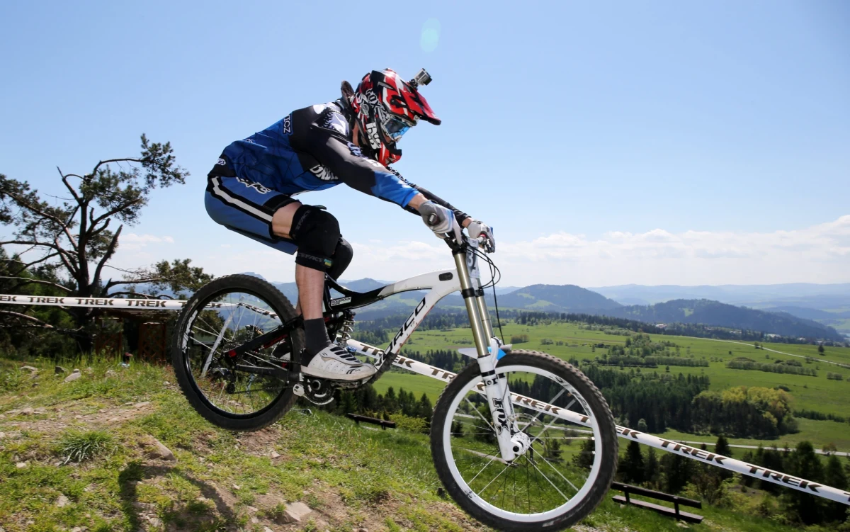 Jak wakacje to aktywnie - myśli 84 proc. Polaków, którzy wybierają się na urlop za granicę. W badaniu przeprowadzonym dla Towarzystwa Ubezpieczeń Europa widać, że lubimy spędzać czas czynnie. Niemal co druga osoba uprawiała sporty motorowodne, była w aquaparku, czy uczestniczyła w wycieczkach fakultatywnych. 49 proc. turystów nie wie, czy posiadane ubezpieczenie zabezpiecza ich w czasie tych aktywności. Dlaczego? Bo właśnie taki odsetek czyta pobieżnie lub wcale Ogólne Warunki Ubezpieczenia.