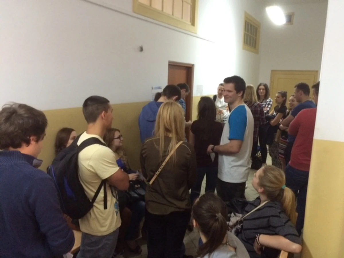 O trzeciej w nocy pojawili się na korytarzach Uniwersytetu Ekonomicznego we Wrocławiu pierwsi studenci, którzy przed złożeniem prac dyplomowych muszą je zweryfikować w systemie antyplagiatowym. Kolejki do biura ustawiają się od wtorku. Uczelnia nie wiedziała o problemie. Po interwencji naszego reportera zapowiada zmiany, które mają ułatwić załatwienie formalności.