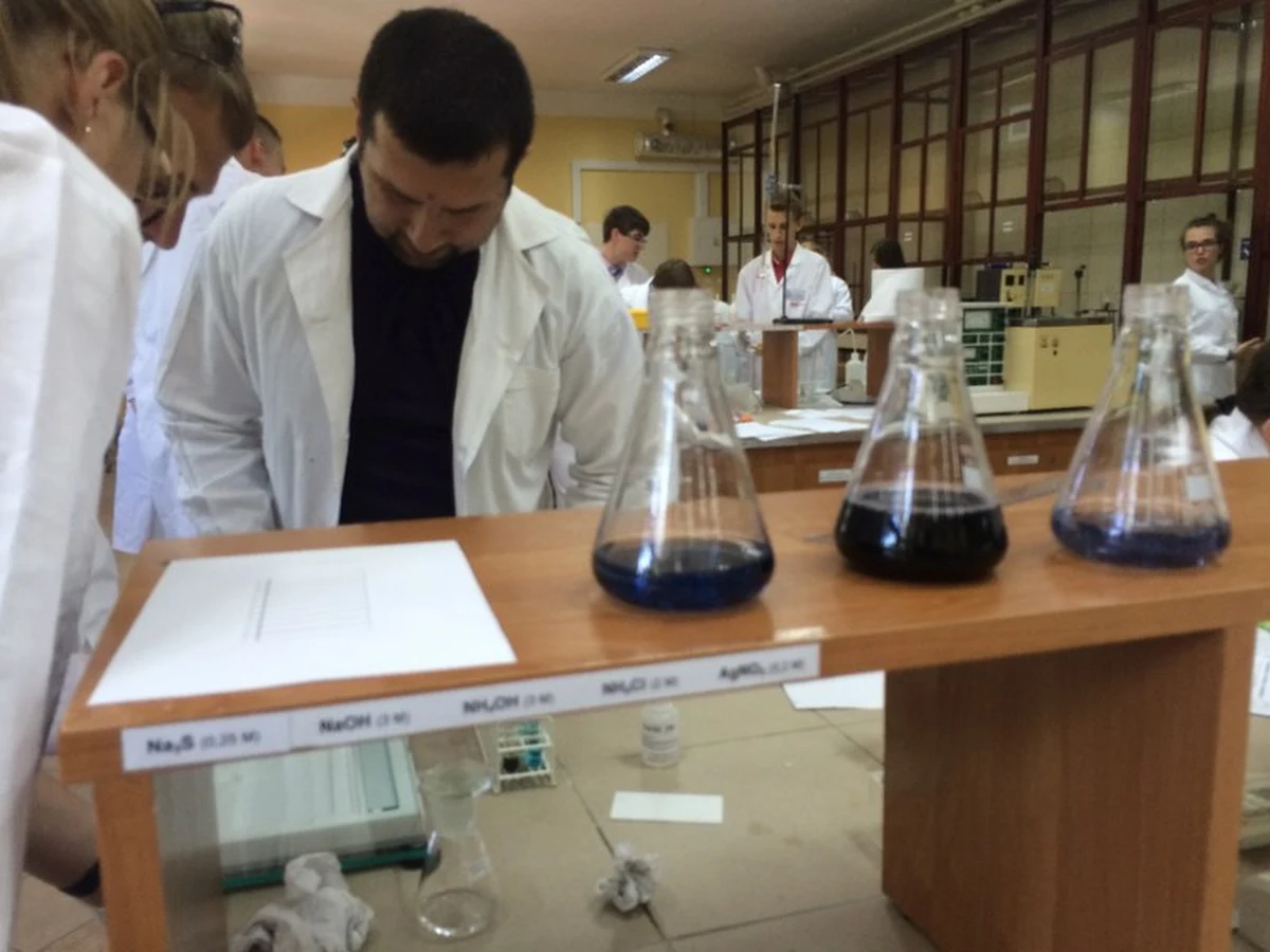 Czy można kochać chemię - można i to jak... na lubelskim UMCS-ie młodzi miłośnicy, wręcz zakochani w chemii konkurowali w finale pierwszego ogólnopolskiego turnieju All-chemicznego. W finale 6 drużyn, a poziom wysoki....