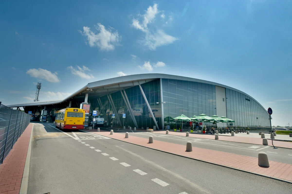 Rejsowy samolot z Łodzi do Amsterdamu musiał zawrócić z trasy. Powodem była usterka. Na pokładzie było 25 pasażerów.