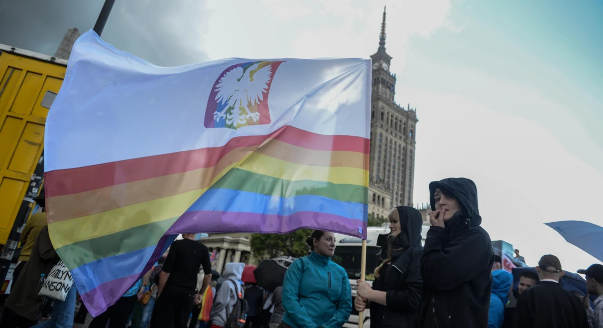 W sobotę ulicami Warszawy przejdzie 15. Parada Równości. Weekendowa "Rzeczpospolita" pisze o zmianach w podejściu Polaków do osób LGBTQ. "Polską homofobię równoważy homofilia" - uważa seksuolog, prof. Zbigniew Izdebski.