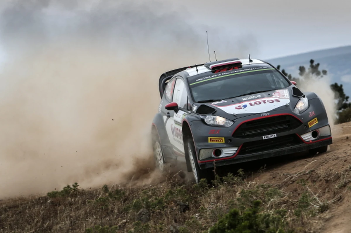 Nowozelandczyk Hayden Paddon (Hyundai I20 WRC) prowadzi po dziesięciu odcinkach specjalnych rozgrywanego na Sardynii Rajdu Włoch, szóstej rundy mistrzostw świata. Robert Kubica (Ford Fiesta WRC) uszkodził na trzecim OS-ie lewe, tylne zawieszenie i przerwał jazdę.