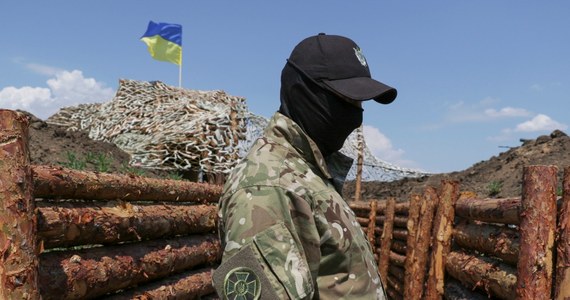 ​Na wschodzie Ukrainy przybywa miejsc, gdzie toczą się walki. "Mamy tam coraz więcej punktów zapalnych" - powiedział niemieckiej agencji dpa zastępca szefa misji obserwacyjnej OBWE na Ukrainie Alexander Hug. Zaznaczył również, że założenia porozumienia z Mińska nie są przestrzegane.