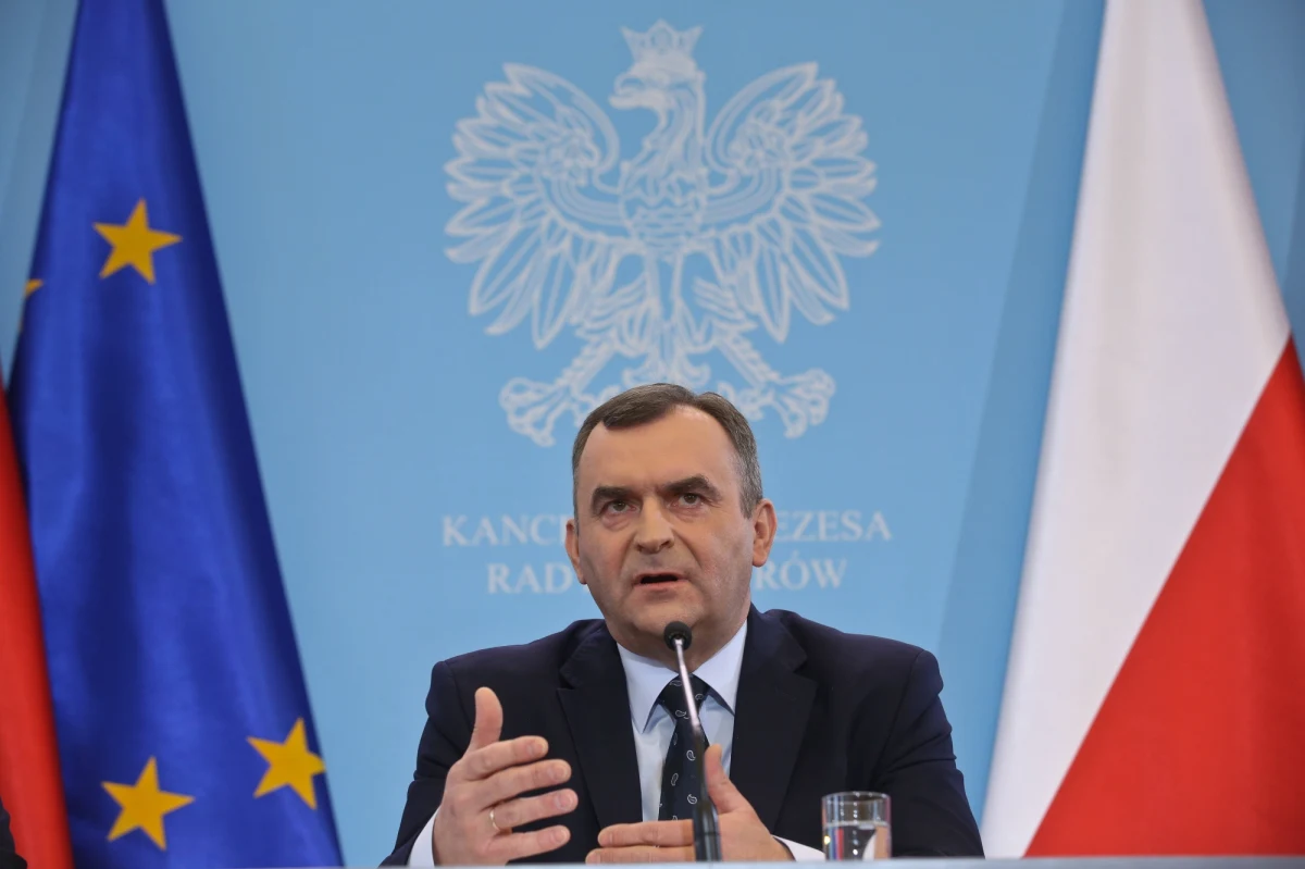 "Każdy minister oprócz fachowości ma też element polityczności. Ja zapłaciłem cenę polityczną" - tak o swojej rezygnacji ze stanowiska po upublicznieniu akt ze śledztwa w sprawie afery podsłuchowej mówił gość Krzysztofa Ziemca w RMF FM, minister skarbu Włodzimierz Karpiński. "Nie musiałem pożegnać się z rządem, tylko stwierdziłem, że nie może ta medialna rozgrywka związana z tym przestępczym procederem nagrywania obciążać i być przedmiotem cały czas dyskusji przy ważnych sprawach, które minister skarbu wykonuje" - przekonywał polityk. Gość RMF FM nie chciał wymieniać nazwiska osoby, która zastąpi go na tym stanowisku, stwierdził jednak, że będzie to "fachowiec", a nominacja może być "niespodzianką". 