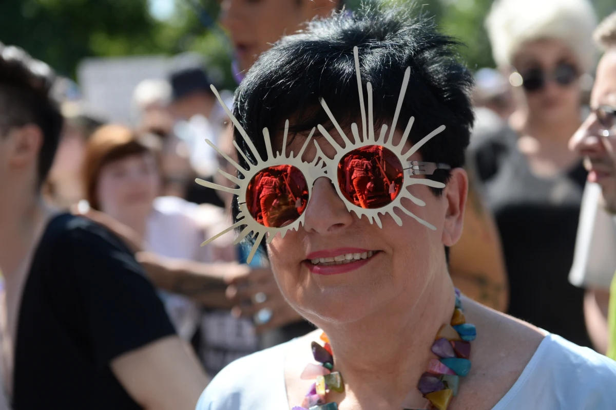 Ulicami Warszawy przeszła Parada Równości. Jej uczestnicy pod hasłem "Równe prawa - wspólna sprawa" upominali się o prawa mniejszości - m.in. seksualnych, etnicznych i osób z niepełnosprawnościami.