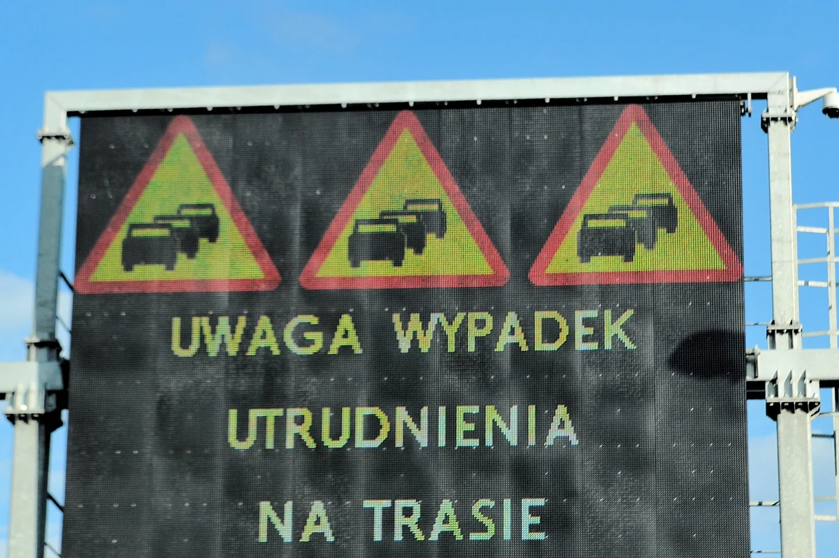 Dwie osoby zginęły w wypadku na autostradzie A2. Do tragicznego zdarzenia doszło w Rogozińcu. Dachował tam samochód osobowy. Informację dostaliśmy na Gorącą Linię RMF FM. 
