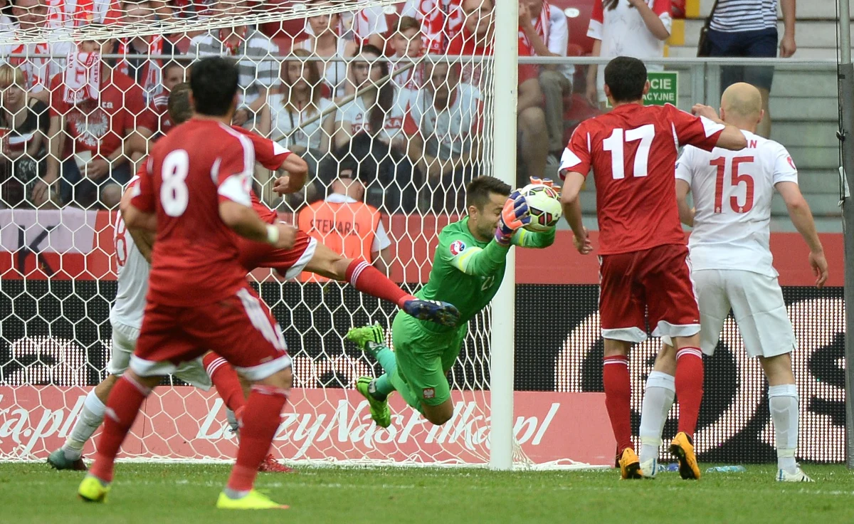 "Nasza postawa w tych eliminacjach jest nobilitująca, więc zrobimy wszystko, by na finiszu tego nie zaprzepaścić" - mówi RMF FM bramkarz reprezentacji Polski Łukasz Fabiański. W sobotę biało-czerwoni rozgromili w Warszawie Gruzję 4:0 i z 14 punktami prowadzą w tabeli grupy D. Decydujące mecze rozegrają we wrześniu i październiku.