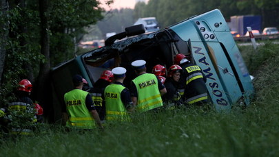 Wypadek autokaru z uczniami. Oszuści oferują pomoc prawną