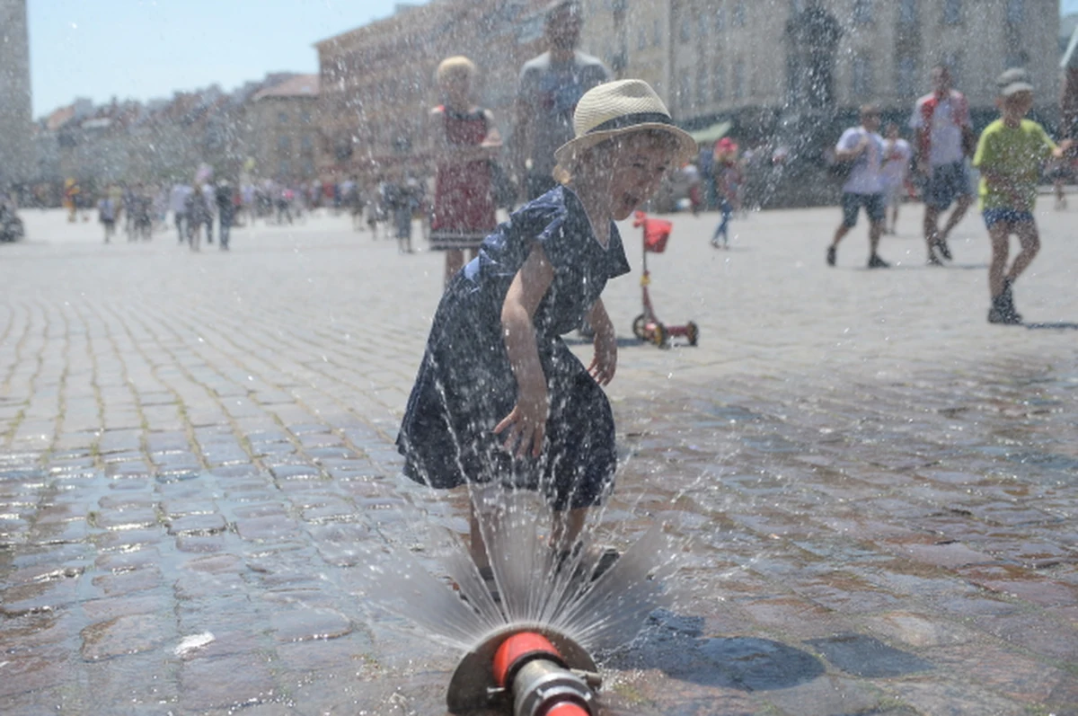 Na początku nowego tygodnia temperatura w Polsce wyraźnie spadnie. Spodziewane są opady deszczu.