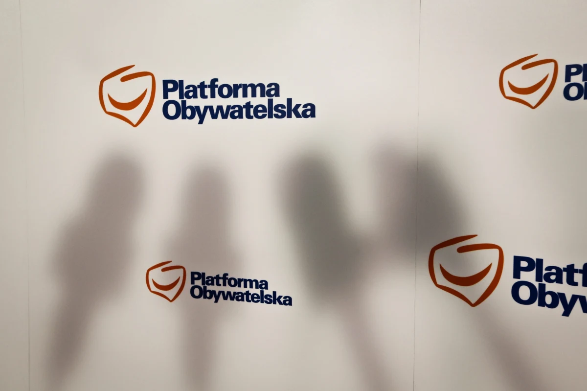 Niespokojnie w małopolskiej Platformie. Jak pisze w poniedziałkowym wydaniu „Dziennik Polski” szeregowi działacze liczą na awans, dotychczasowi liderzy okopują się na pozycjach. Masowych odejść na razie nie ma.