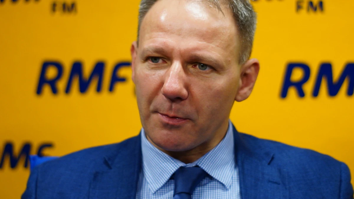 „Nie trzeba było długo szukać następców. Już dymisjonując ministrów, pani premier miała kandydatów pasujących do nowej wizji i koncepcji programowej” - mówi w Kontrwywiadzie RMF FM, członek zarządu PO Jacek Protasiewicz. Były europoseł zapowiada, że pierwszy o nowych ministrach dowie się dziś wieczorem Bronisław Komorowski. „To będą dobre osoby, dobre kandydatury” - dodaje. Protasiewicz zapowiada konsultacje z klubami PO i PSL kandydatury nowego marszałka Sejmu: „Na 99 proc. marszałek będzie z PO. Myślę, że PSL się nie upiera przy swojej kandydaturze na to stanowisko”. „Nie ma więcej nagranych w restauracjach. Jestem o tym przekonany. Pani premier odbyła na ten temat rozmowy ze swoimi ministrami” – ujawnia Protasiewicz i tłumaczy, że ministrowie i marszałek odeszli, bo „każdy kto swoim zachowaniem i działalnością nawet w czasie wolnym mógł narazić siebie i rząd na negatywny wizerunek – powinien odejść”. Pytany o nagranego szefa NIK Krzysztofa Kwiatkowskiego odpowiada: „To kwestia odpowiedzialności indywidualnej, ciężko oczekiwać, że pani premier będzie wymagać od głównego kontrolera rządu podejmowania decyzji o swej przyszłości”.