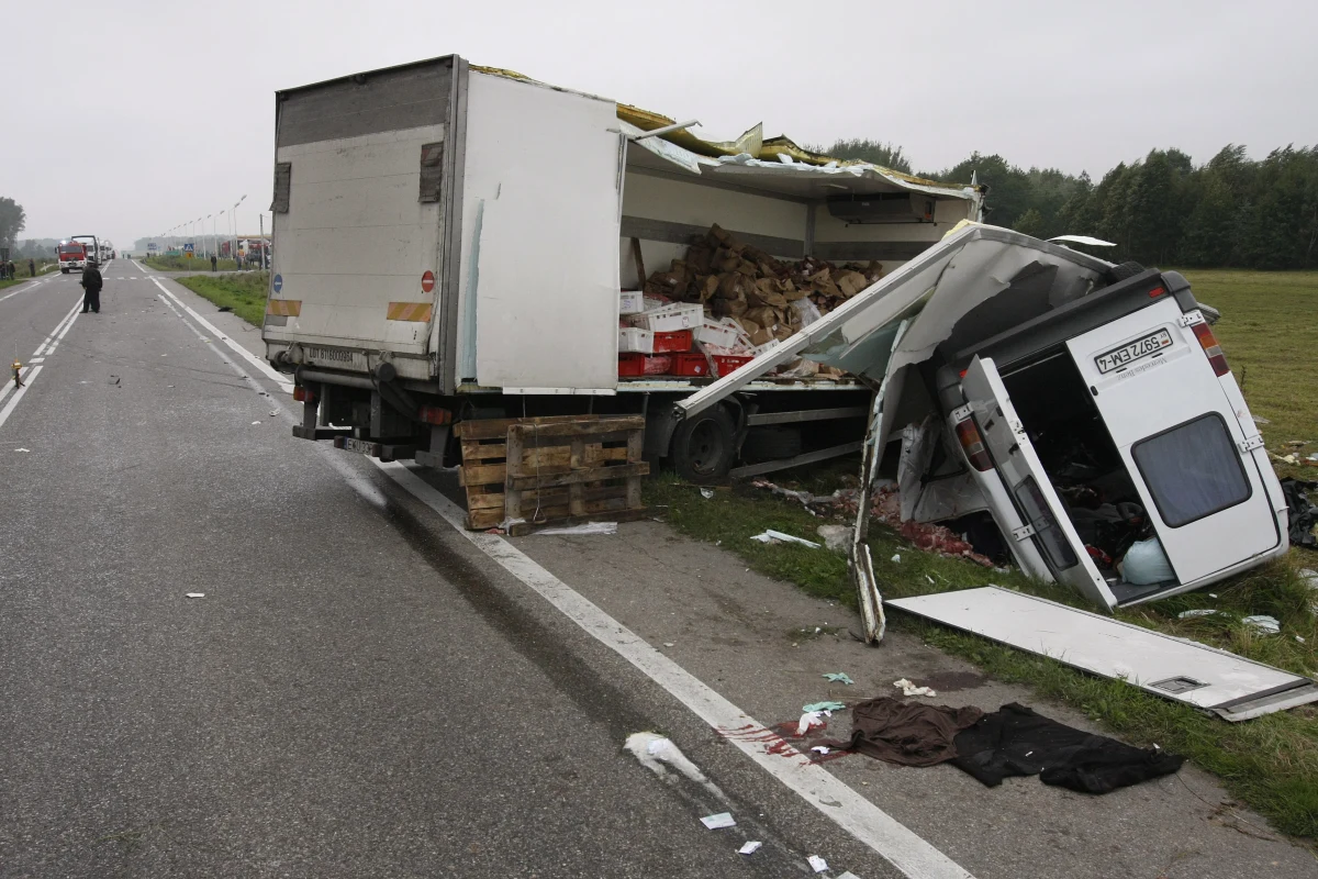 Pięć lat więzienia dla Polaka, uniewinniony Białorusin - taki wyrok wydał Sąd Okręgowy w Białymstoku w procesie dwóch kierowców współoskarżonych ws. katastrofy drogowej, w której blisko pięć lat temu zginęło pięcioro obywateli Białorusi. Wyrok nie jest prawomocny.
