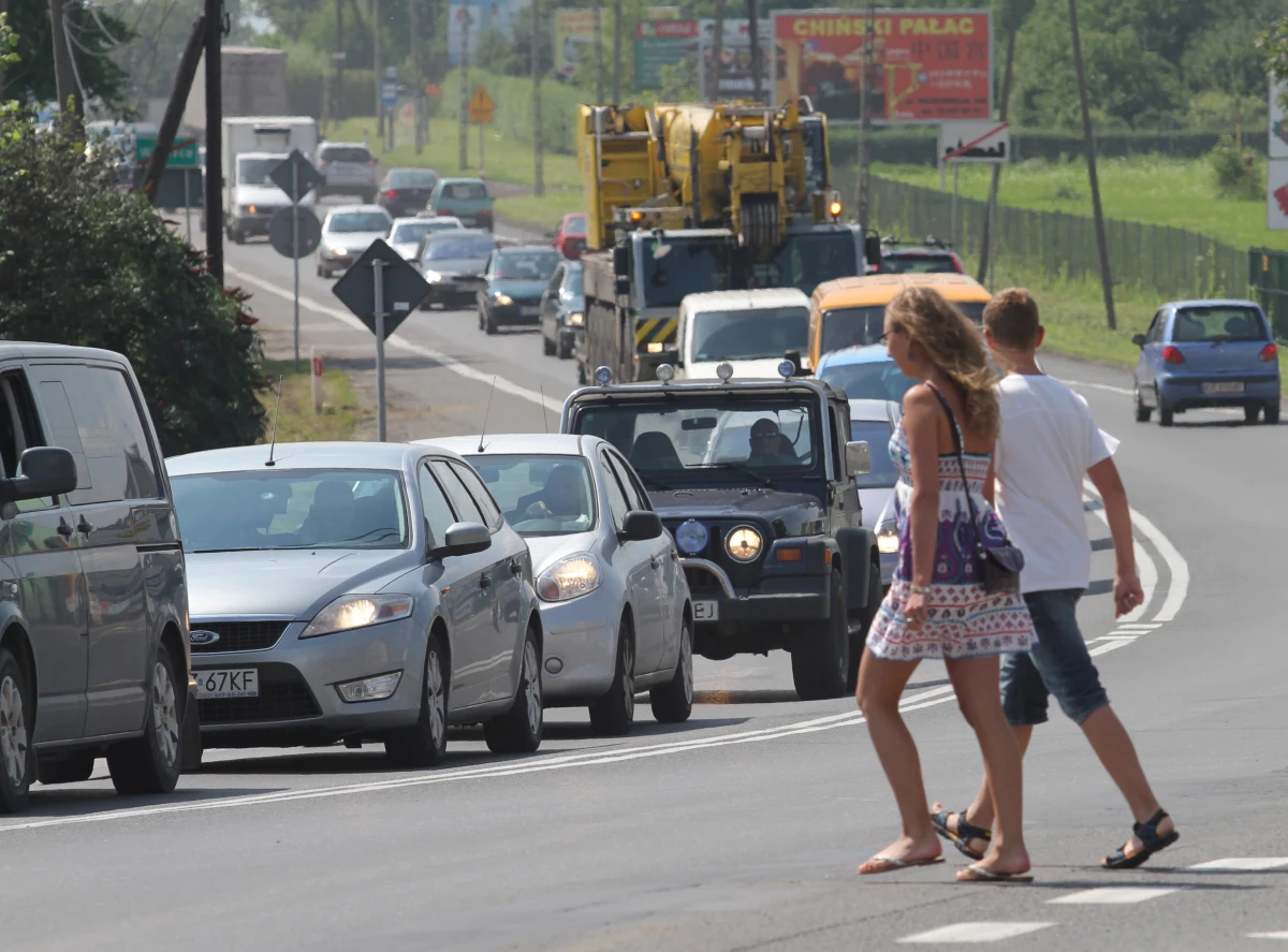 Ruszył remont autostradowej obwodnicy Krakowa. Drogowcy aż do końca wakacji będą wymieniać nawierzchnię na odcinku między węzłem Wielickim a zjazdem w kierunku Zakopanego. Wczoraj - jeszcze przed startem remontu - na tym odcinku tworzyły się gigantyczne korki.