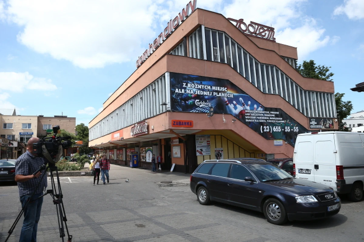 Łukasz M., 32-letni dziennikarz z Mławy zmarł po urazie głowy, którego skutkiem była niewydolność krążeniowo-oddechowa. Takie wstępne wyniki sekcji zwłok przedstawił zastępca prokuratora rejonowego w Mławie Krzysztof Molenda. Wciąż nie udało się złapać domniemanego sprawcy zabójstwa. 