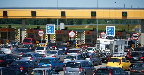 Zarządcy autostrad przygotowują się do wzmożonego wakacyjnego ruchu – donosi „Rzeczpospolita”. W planach jest więcej bramek, alternatywny system płatności, a nawet obniżone opłaty.
