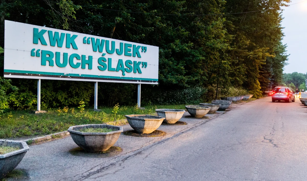 Dotarcie do ciał dwóch górników poszukiwanych po kwietniowym wstrząsie w kopalni "Wujek Ruch Śląsk" potrwa kilka dni. Taką informację podał rzecznik Katowickiego Holdingu Węglowego, do którego należy kopalnia, Wojciech Jaros. Ciała górników zlokalizowano wczoraj wieczorem.