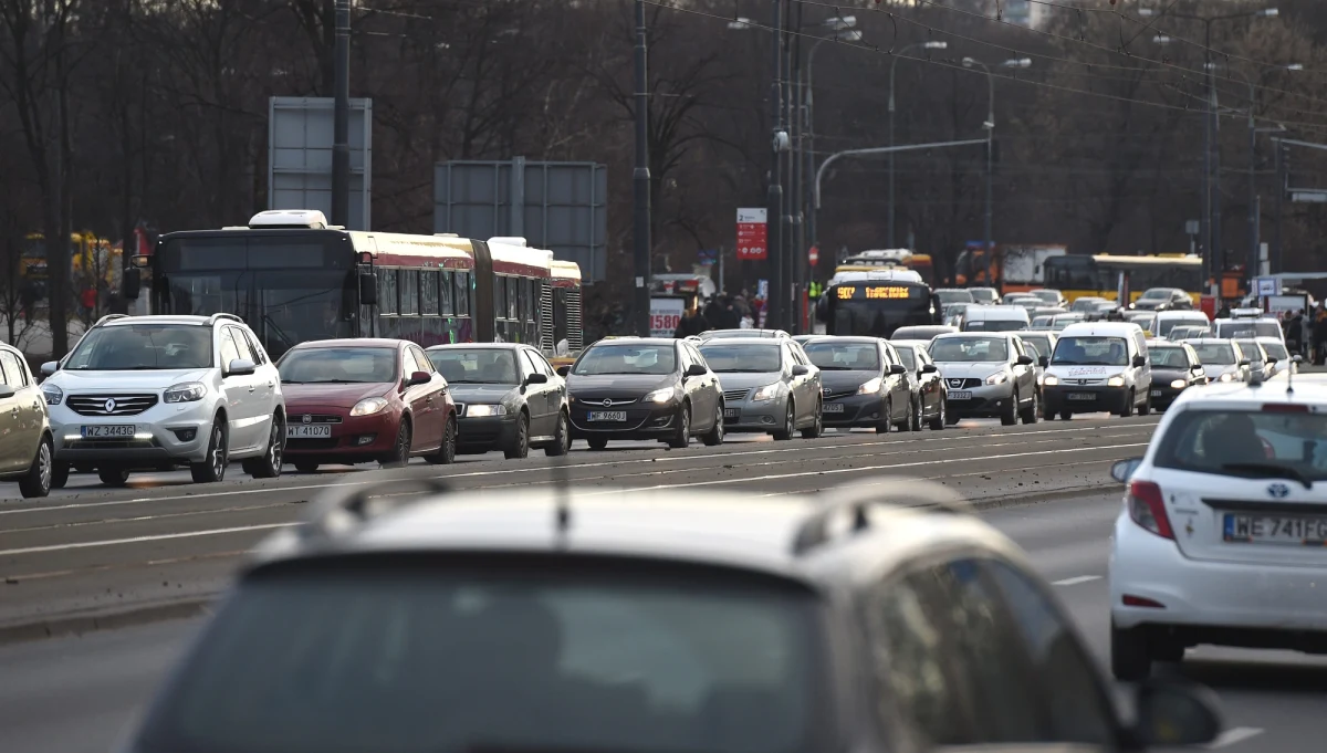 Do kolejnego wypadku doszło na moście Siekierkowskim w Warszawie. Ciężko ranny jest motocyklista, który podczas wyprzedzania uderzył w ciężarówkę. Trwa akcja ratunkowa.