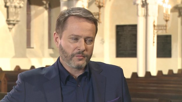 Artur Żmijewski nie kończy przygody z serialem „Ojciec Mateusz”. W rolę księdza-detektywa wciela się już od sześciu lat, twierdzi jednak, że nie czuję się nią zmęczony. Nie męczy go bowiem nic, co daje radość widzom. O nadmierne utożsamienie go z postacią ojca Mateusza zacznie się martwić, gdy ludzie będą mówić do niego „proszę księdza”.


„Ojciec Mateusz” to jeden z serialowych hitów TVP1. W 2014 roku oglądało go ponad cztery miliony osób. Pierwszy odcinek stacja wyemitowała w grudniu 2008 roku, od tego czasu widzowie TVP1 obejrzeli dwanaście sezonów przygód sandomierskiego detektywa w sutannie. Rola ojca Mateusza przyniosła Arturowi Żmijewskiego ogromną popularność. Po dziesiątym sezonie w mediach pojawiły się jednak informacje, że aktor ma dość tej kreacji i namawia producentów do zakończenia serialu.


– Zgrzeszyłbym, gdybym powiedział, że mnie to męczy. Nie, nie może męczyć coś, co sprawia widzom radość. Oczywiście, czasem bywa kłopotliwe, kiedy uświadamiam sobie, że to jest tak silnie kojarzone z tą postacią – mówi Artur Żmijewski.