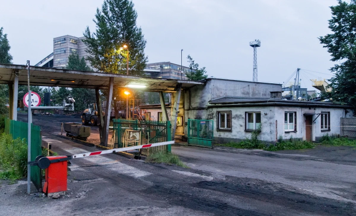 "Wybrali złą drogę. Tylko że tego nie mogli wiedzieć. Szli do wyjścia, a w kierunku przeciwnym, dalej na południe, zniszczenia były mniejsze. Tam by nie mieli prawie wcale metanu. Tam był tlen, woda" – powiedział o górnikach, którzy zginęli po wstrząsie w kopalni "Wujek Ruch Śląsk" Piotr Obłój, ratownik górniczy. To jego zastęp w poniedziałkowy wieczór odnalazł ciała poszukiwanych. Na razie nie wiadomo jeszcze, kiedy będzie można wydobyć je na powierzchnie. 