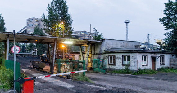 "Wybrali złą drogę. Tylko że tego nie mogli wiedzieć. Szli do wyjścia, a w kierunku przeciwnym, dalej na południe, zniszczenia były mniejsze. Tam by nie mieli prawie wcale metanu. Tam był tlen, woda" – powiedział o górnikach, którzy zginęli po wstrząsie w kopalni "Wujek Ruch Śląsk" Piotr Obłój, ratownik górniczy. To jego zastęp w poniedziałkowy wieczór odnalazł ciała poszukiwanych. Na razie nie wiadomo jeszcze, kiedy będzie można wydobyć je na powierzchnie. 