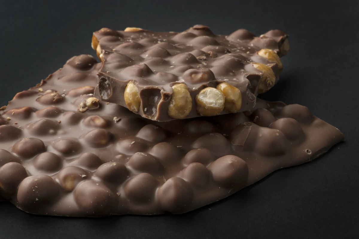 12 lat badań i ponad 21 tys. przebadanych osób pozwoliło naukowcom stwierdzić, że codzienne jedzenie czekolady zmniejsza ryzyko chorób serca aż o 25 proc. Takie działanie ma mieć zarówno czekolada gorzka, jak i mleczna.